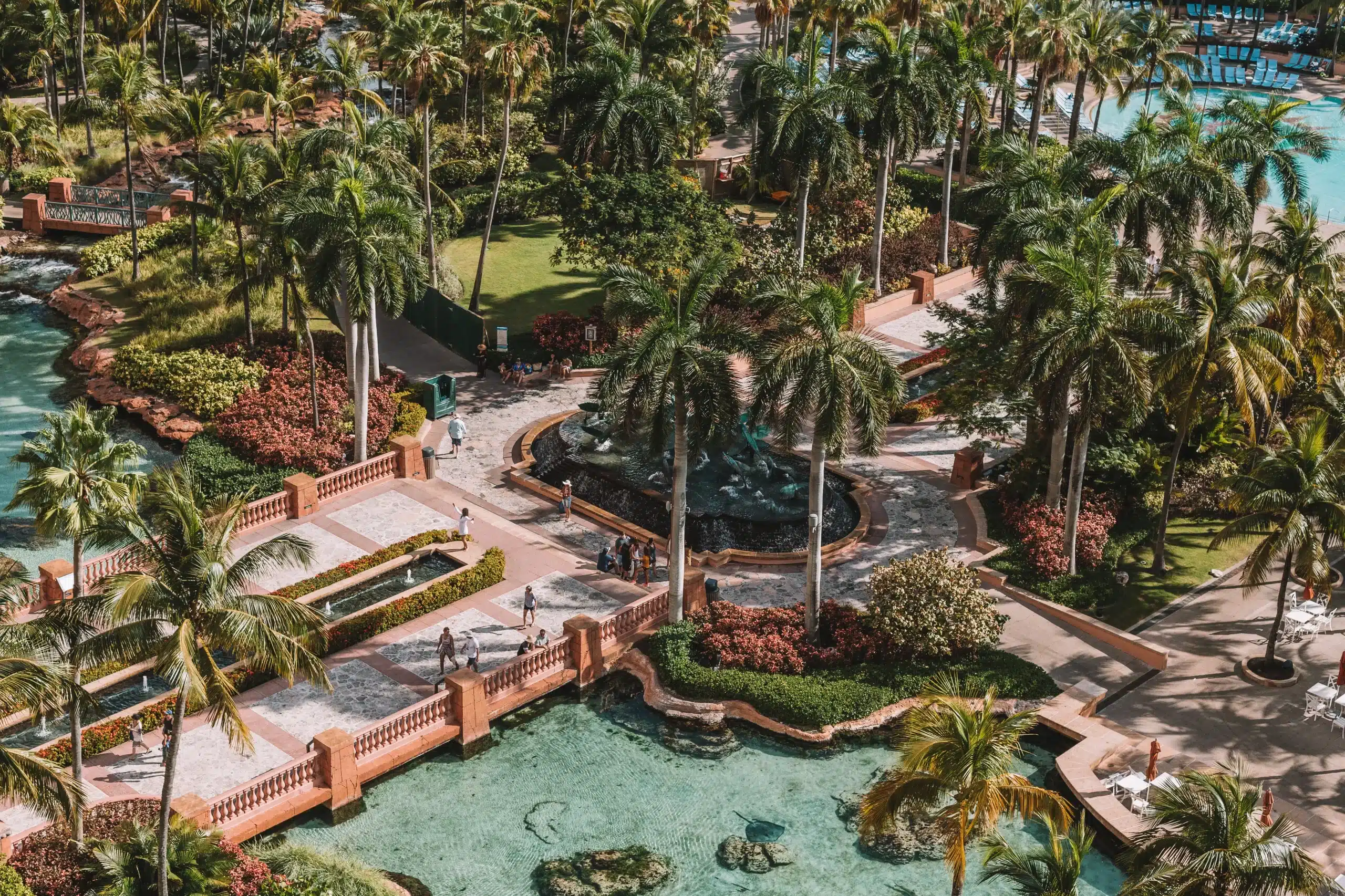 Piscine e giardini tropicali del resort Atlantis a Paradise Island, Nassau