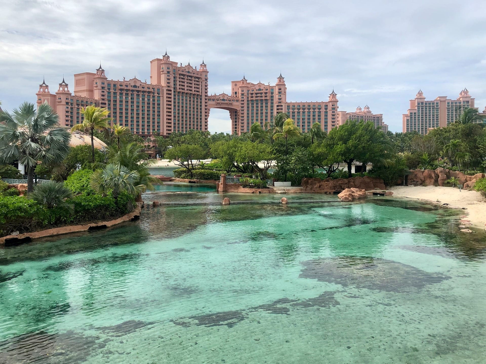 Le torri di Atlantis a Paradise Island con la laguna e la spiaggia
