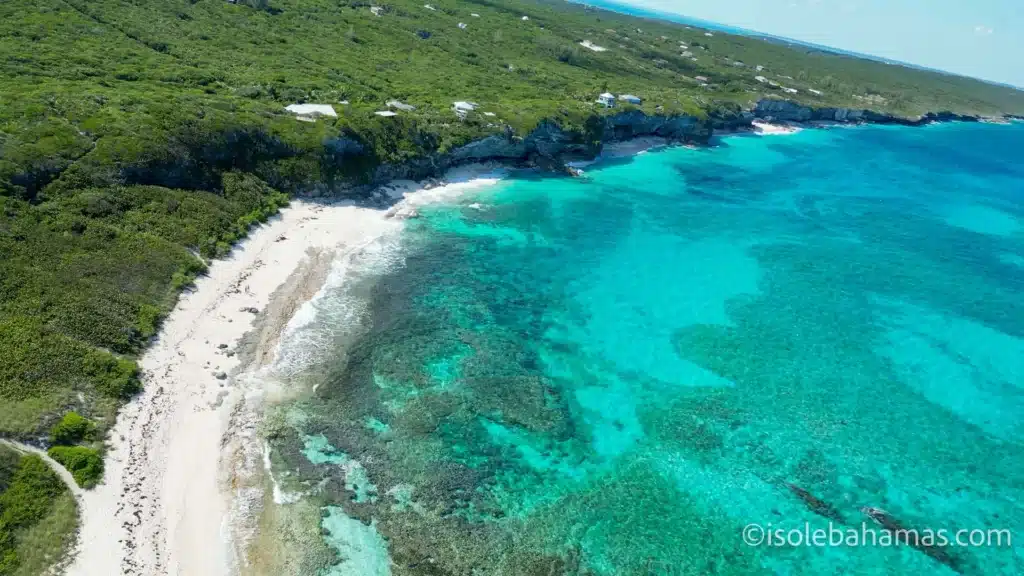 Baia con spiaggia bianca e barriera corallina a Eleuthera vista dal drone