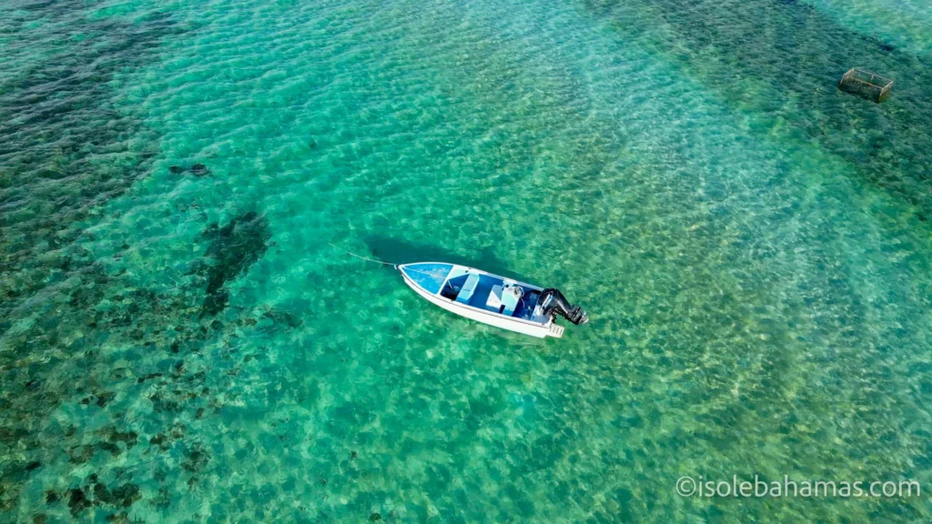 Barca su acqua turchese vista dall'alto a Eleuthera