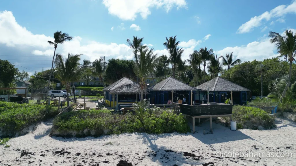 Cabanas con il tetto di paglia su una spiaggia bianca a Eleuthera