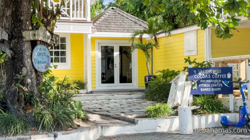 Edificio giallo con caffetteria e negozi al Valentine's Resort di Harbour Island