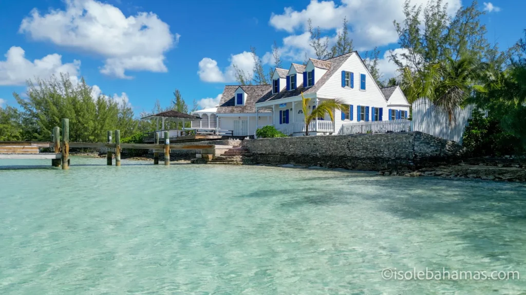 Casa coloniale bianca con pontile privato sull'acqua turchese di Eleuthera