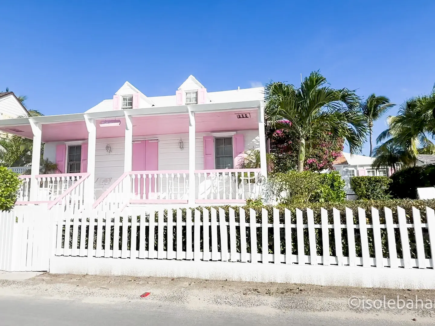 Casa coloniale rosa con staccionata bianca a Harbour Island, Bahamas