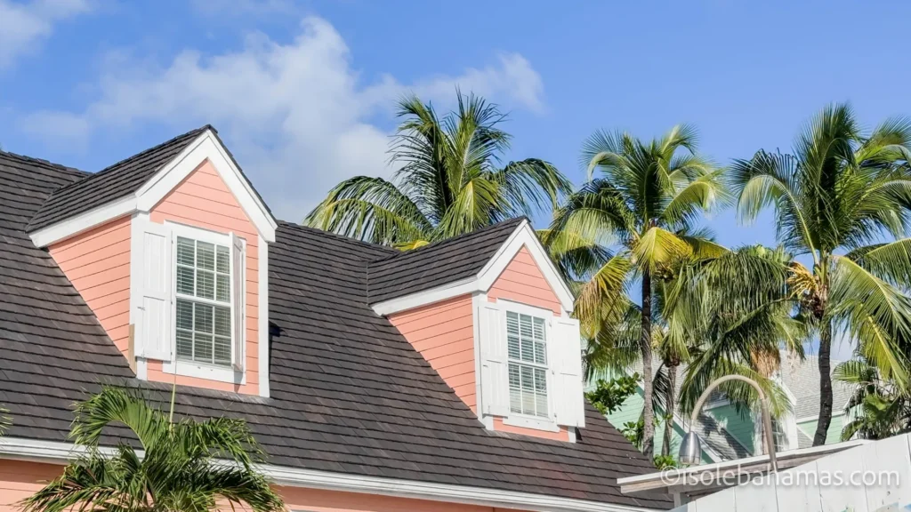 Casa coloniale rosa tra le palme a Dunmore Town, Harbour Island