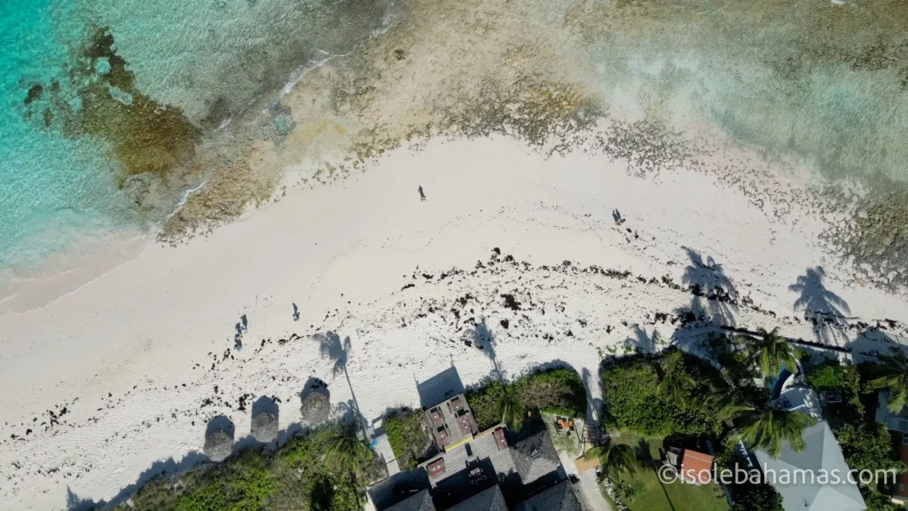 Case e spiaggia bianca viste in verticale dal drone a Eleuthera