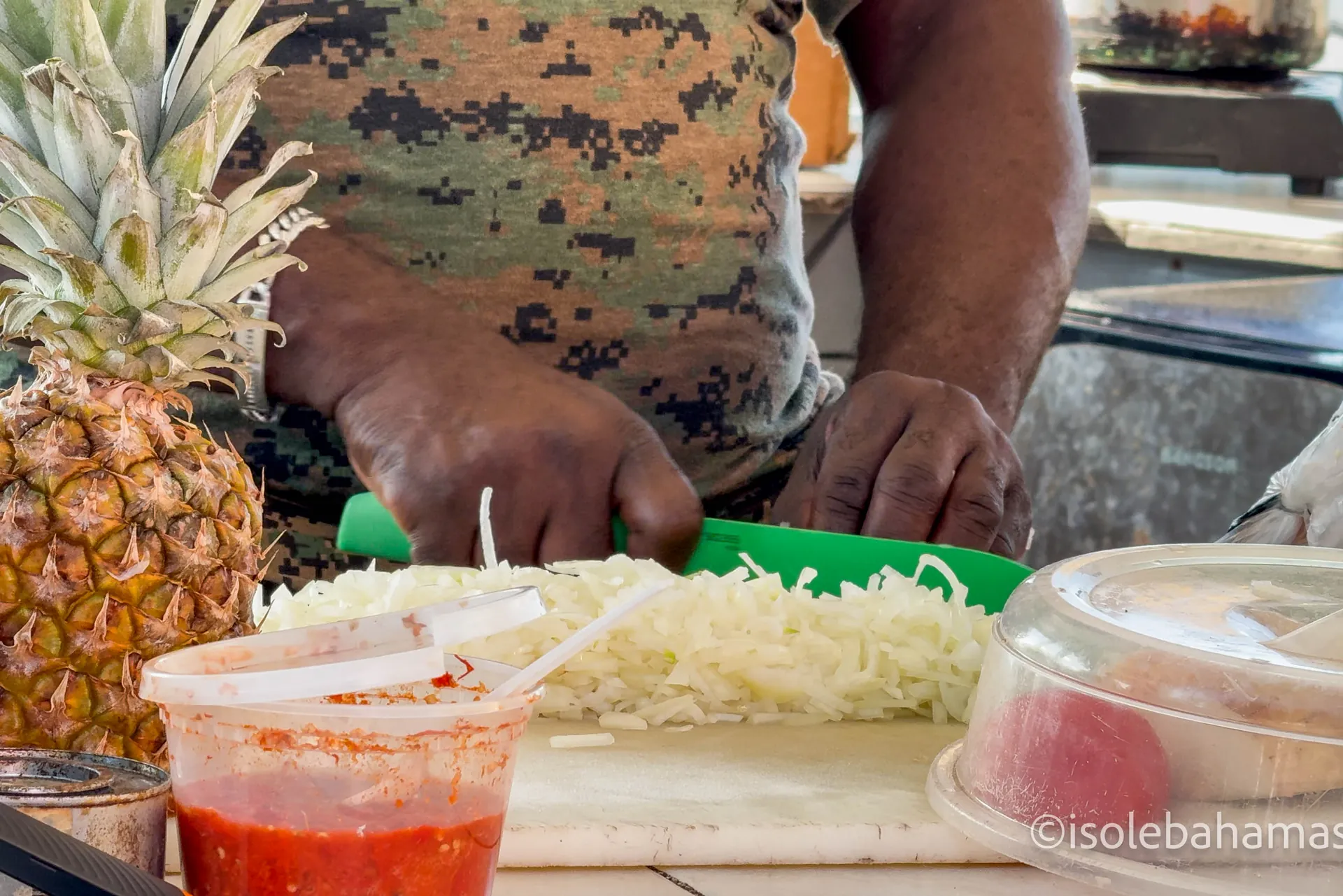 Conch tagliato a pezzi con ananas per la conch salad, piatto tipico delle Bahamas
