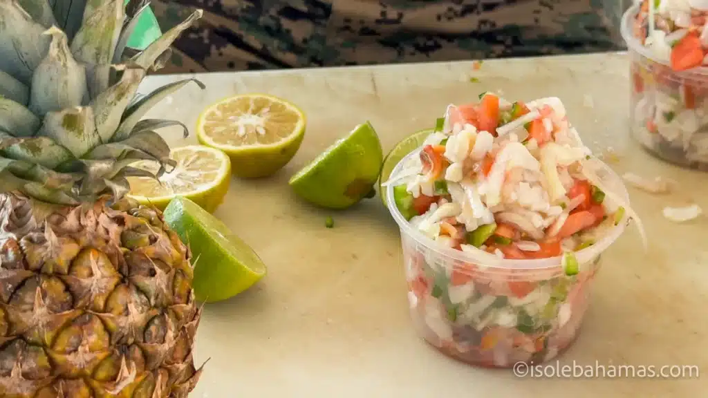 Conch salad appena preparata con lime e ananas, piatto tipico delle Bahamas