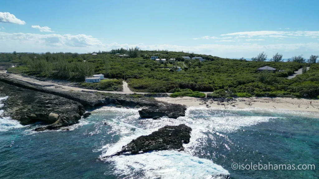 Costa rocciosa con onde e piccola spiaggia vista dal drone a Eleuthera, Bahamas