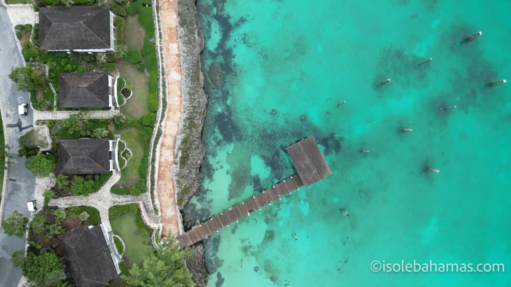 Cottage del French Leave Resort e pontile sull'acqua turchese visti dall'alto, Eleuthera