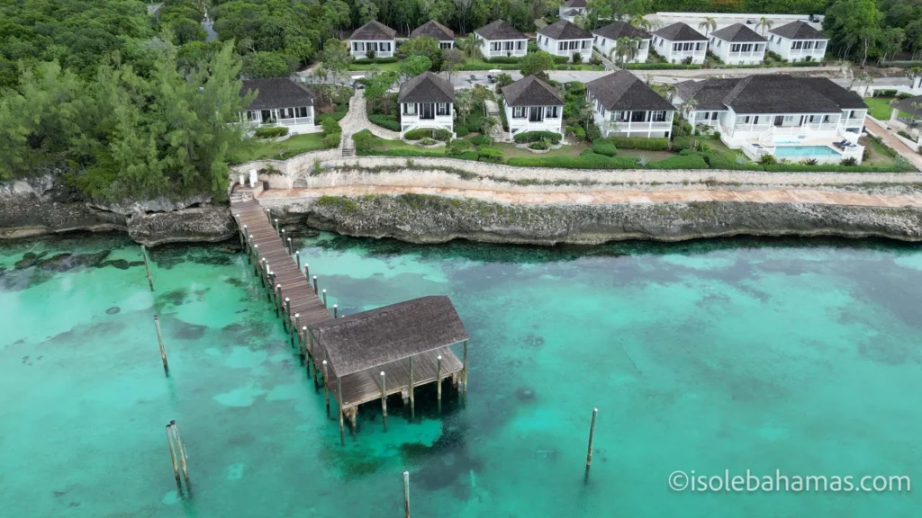 Cottage bianchi affacciati sul mare con pontile a Governor's Harbour, Eleuthera