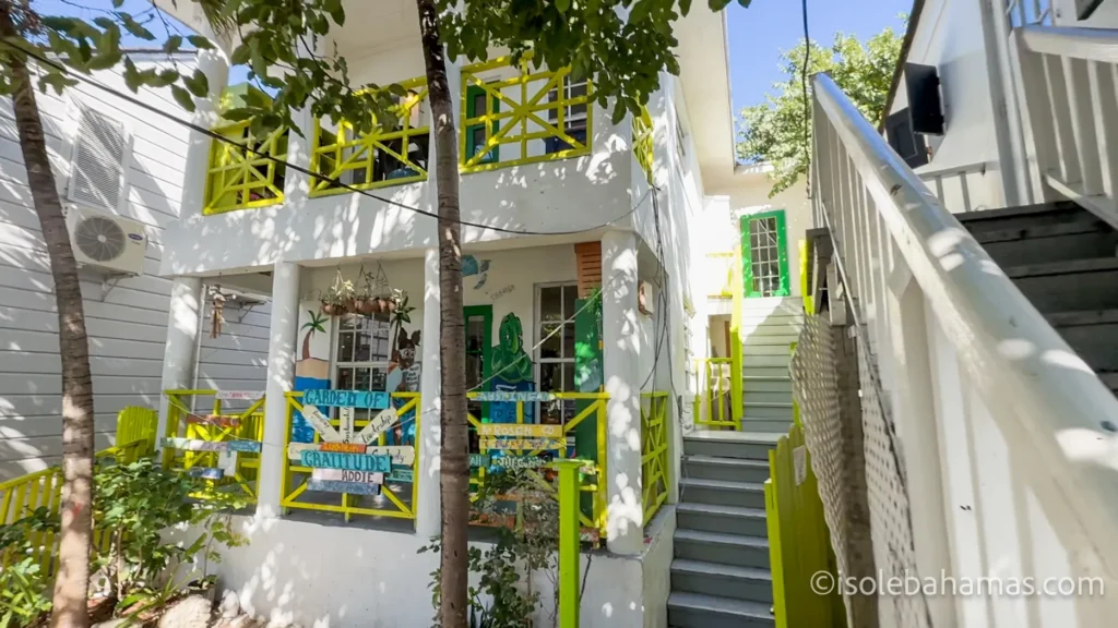 Edificio coloniale colorato tra le palme a Harbour Island