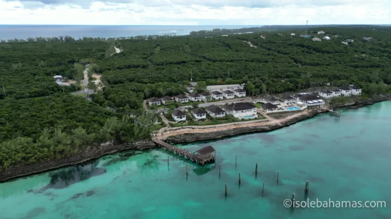 French Leave Resort a Governor's Harbour, Eleuthera, visto dal drone con il pontile sul mare turchese