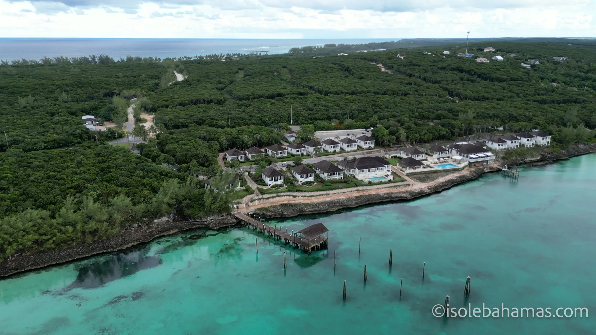 French Leave Resort a Governor's Harbour, Eleuthera, visto dal drone con il pontile sul mare turchese