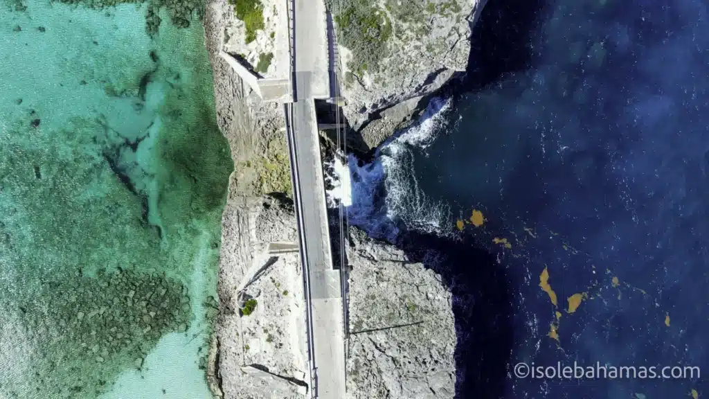 Glass Window Bridge a Eleuthera dall'alto: l'Atlantico blu scuro da una parte e le acque turchesi dall'altra