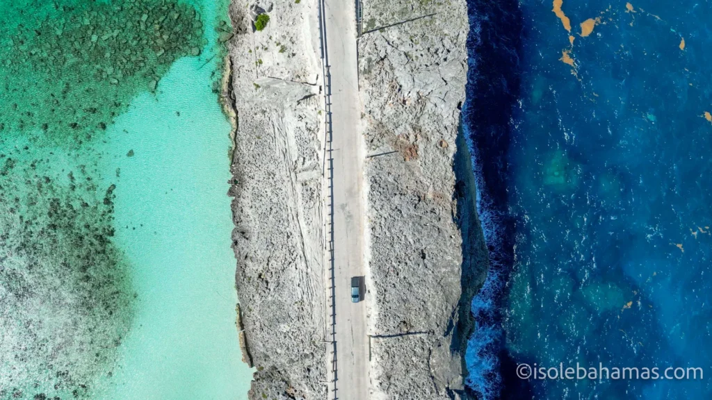 Il Glass Window Bridge di Eleuthera visto in verticale: a destra l'Atlantico blu scuro, a sinistra le acque basse turchesi
