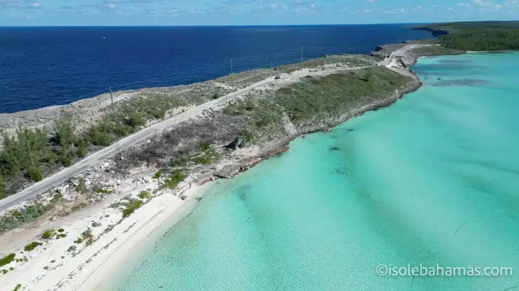 La strada sulla sottile striscia di terra del Glass Window a Eleuthera, tra Atlantico e acque turchesi