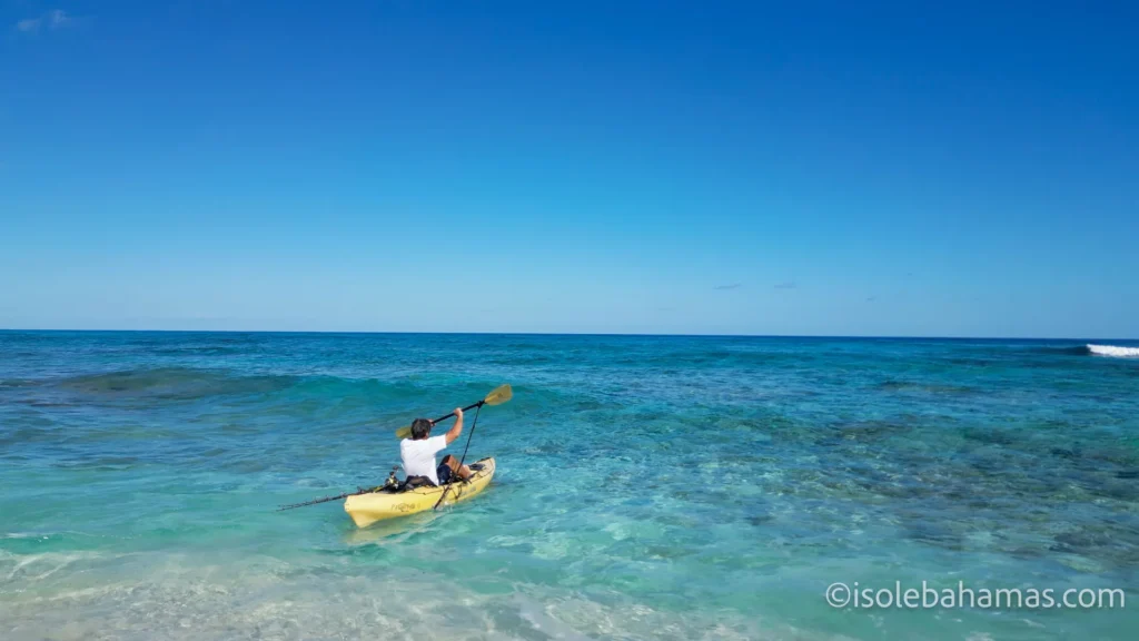 Kayak in acqua cristallina vista dal drone a Eleuthera, Bahamas