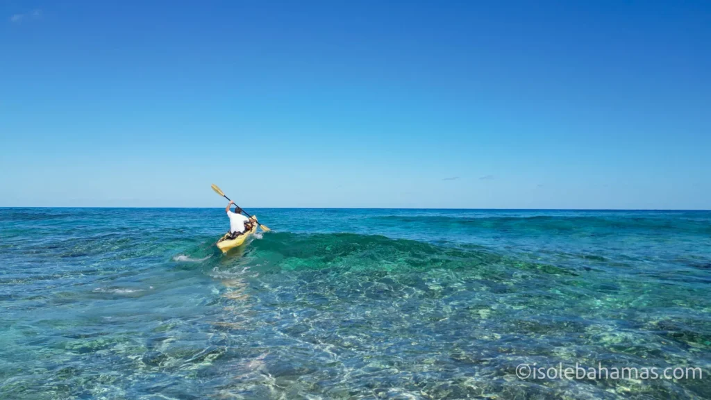 Kayak tra le onde basse e l'acqua cristallina di Eleuthera, alle Bahamas