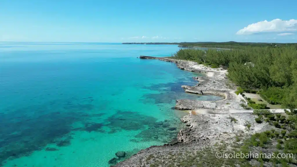 Acqua turchese e costa rocciosa di Eleuthera vista dall'alto
