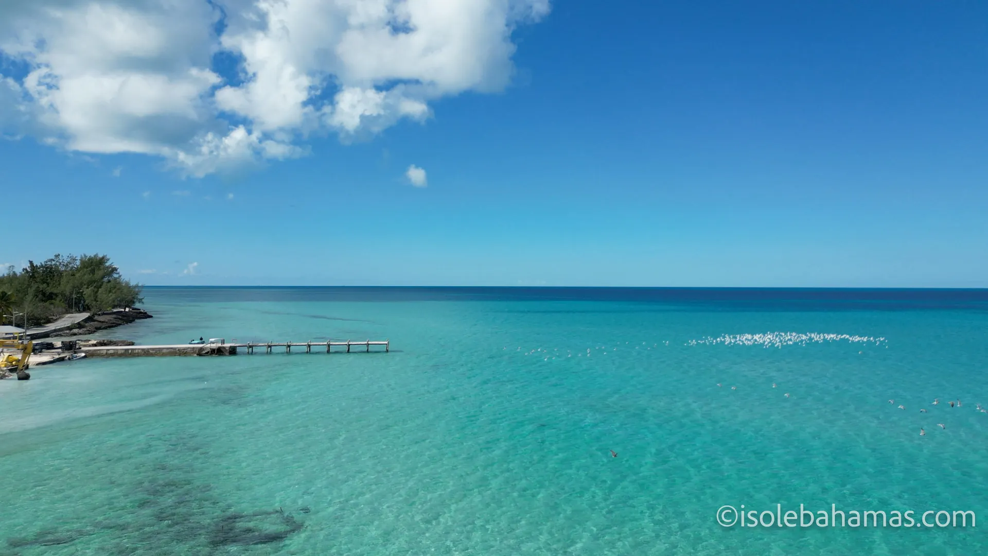 Mare turchese e nuvole sopra un pontile a Eleuthera, Bahamas