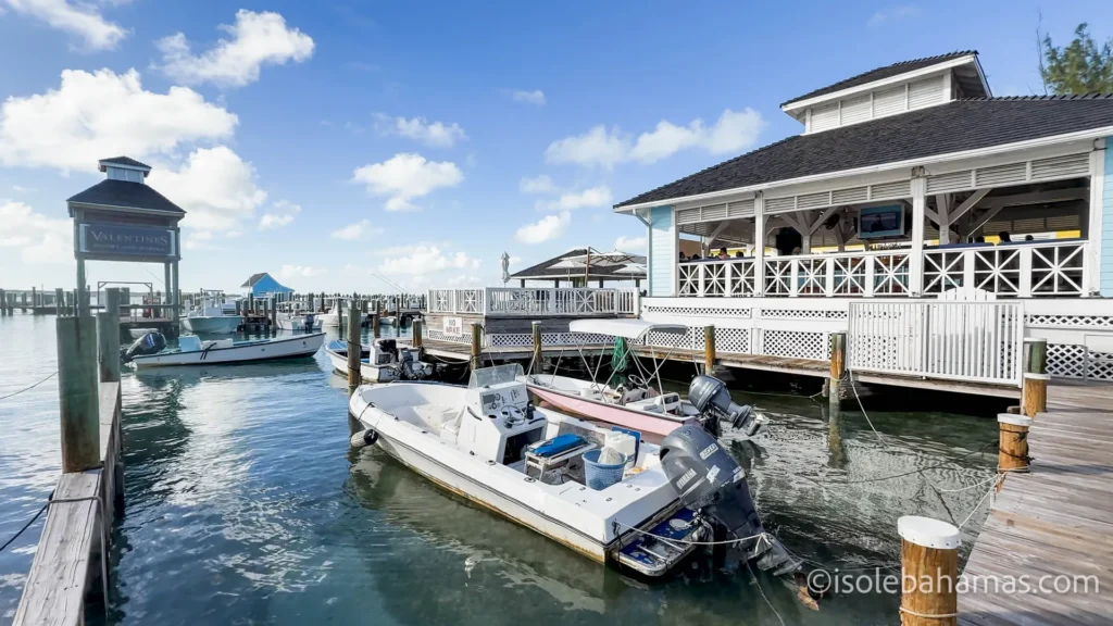 Marina con motoscafi ormeggiati a Harbour Island, Bahamas