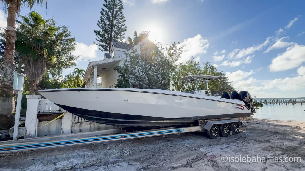 Motoscafo su carrello davanti al mare a Harbour Island
