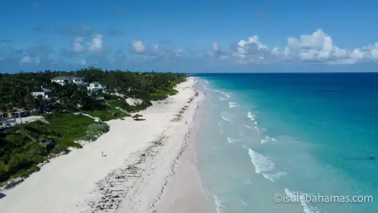 Pink Sands Beach a Harbour Island vista dal drone, con sabbia rosata e mare turchese