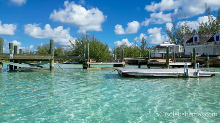 Pontili in legno su acqua bassa e trasparente a Eleuthera, Bahamas