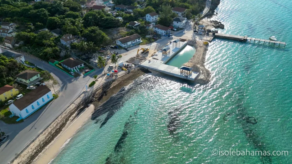Il porto di Tarpum Bay a Eleuthera visto dal drone, con il pontile dove attraccano le barche