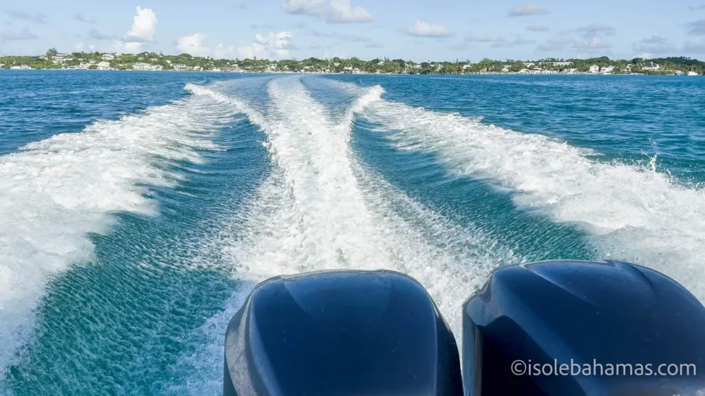 Scia di un motoscafo che si allontana dalla costa tra le isole Bahamas