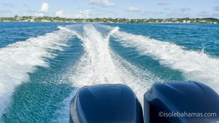 Scia di un motoscafo che si allontana dalla costa tra le isole Bahamas