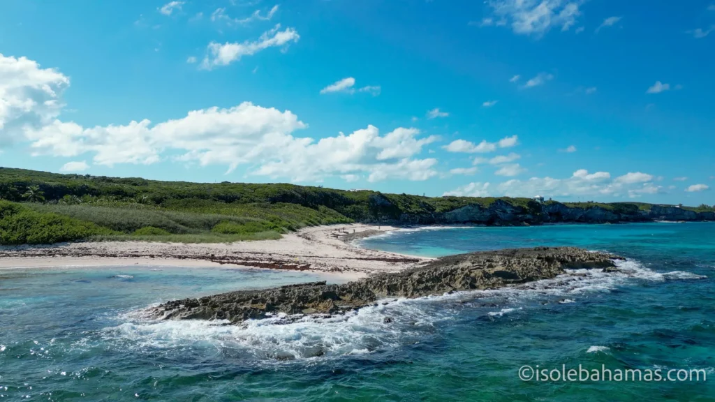 Scoglio e onde sulla costa atlantica di Eleuthera viste dal drone