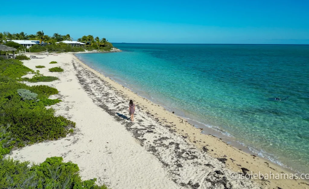 Spiaggia di sabbia bianca e mare turchese a Eleuthera, Bahamas