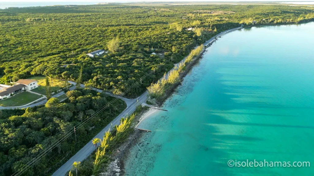 Strada costiera lungo l'acqua bassa e turchese di Eleuthera vista dal drone