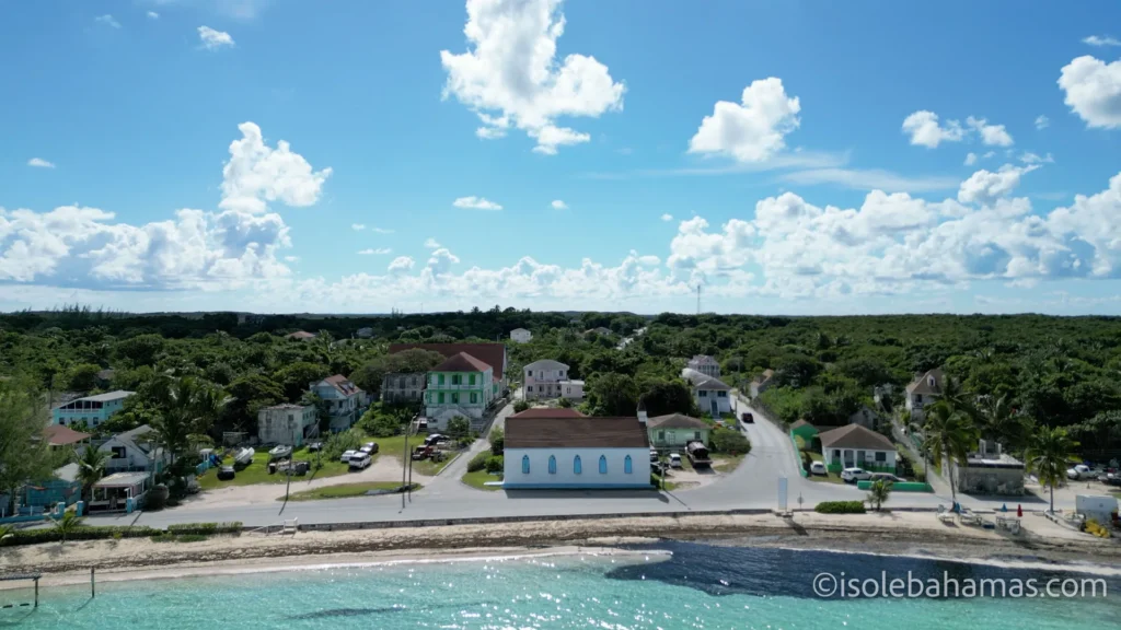 Il villaggio di Tarpum Bay con la chiesa e le case sul mare, Eleuthera