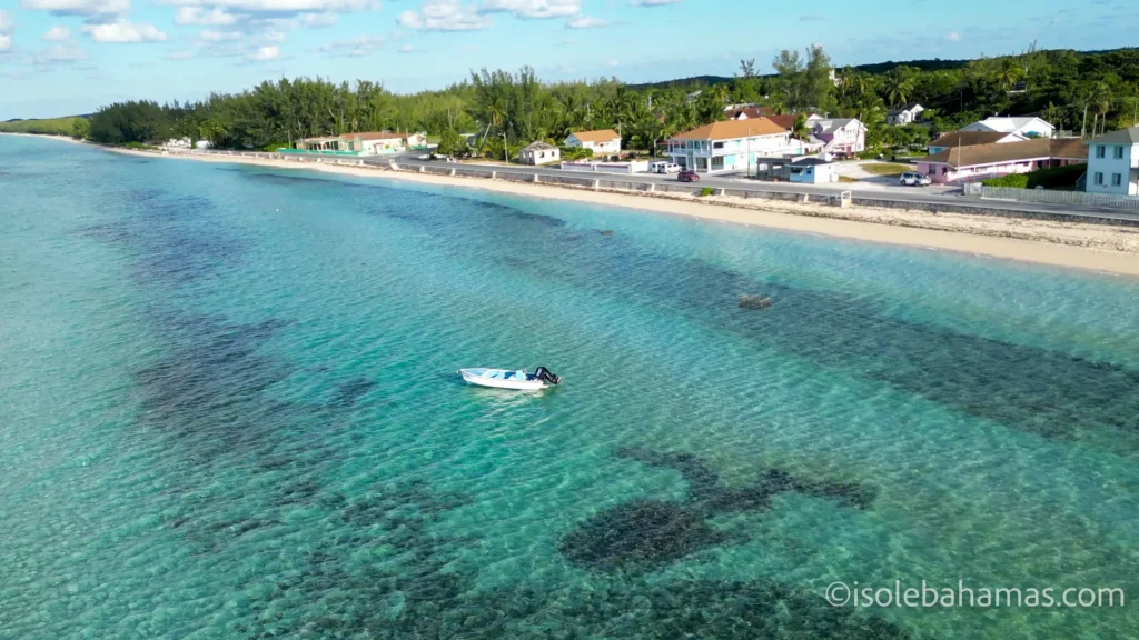 Barca nella baia davanti al villaggio di Tarpum Bay, Eleuthera