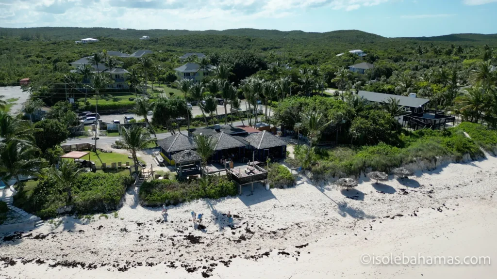 Ville affacciate su una spiaggia bianca di Eleuthera viste dal drone