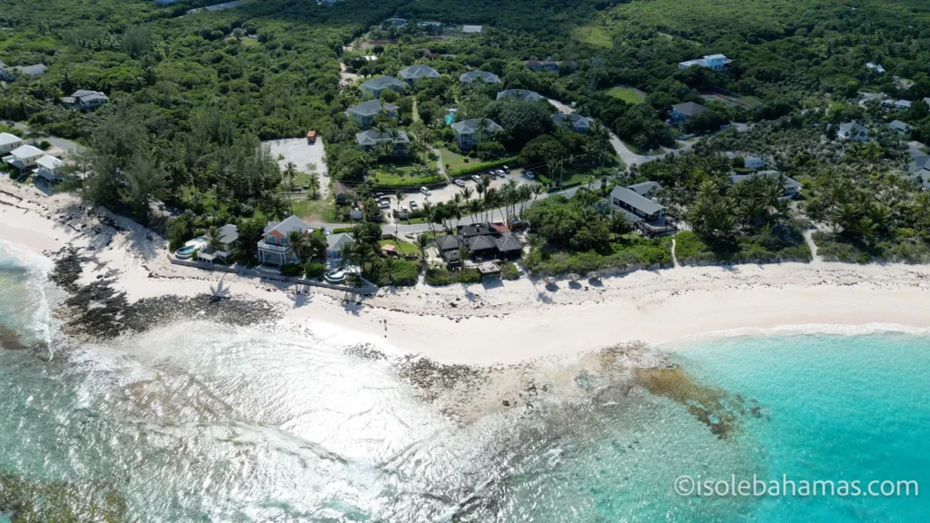 Ville tra la vegetazione affacciate su una spiaggia di Eleuthera viste dal drone